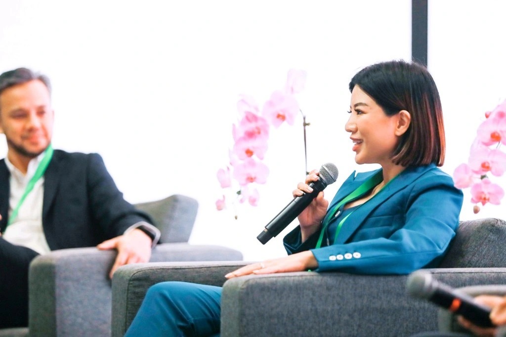 Leanne Speaking 4.JPG